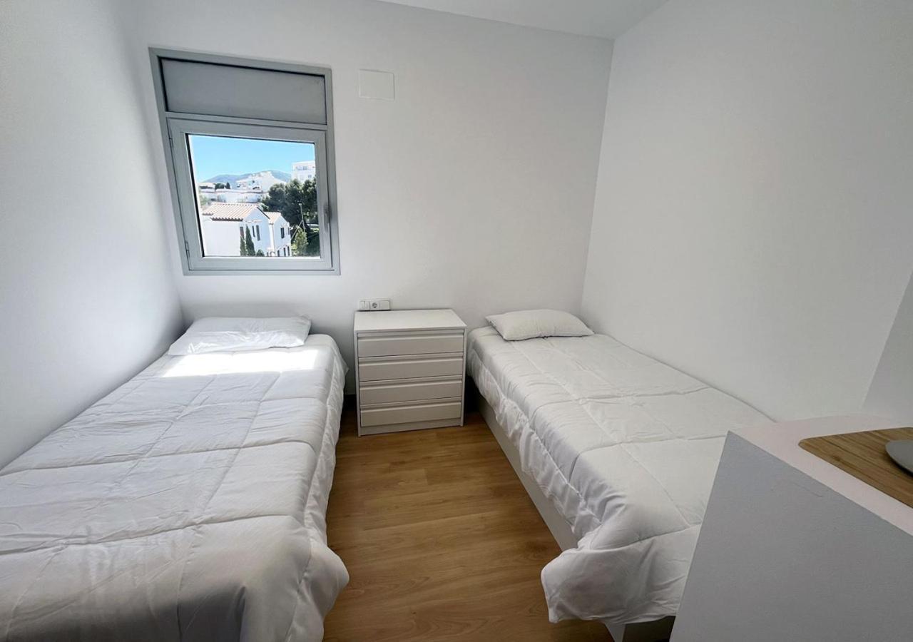2-Bedroom Brand New Apartment Steps From The Beach Llanca Exterior photo